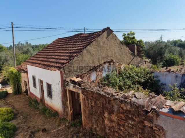 Casa em pedra para recuperar e terreno com viabilidade de construção 5.760 m² na Aldeia dos Gagos Ferreira do Zezere