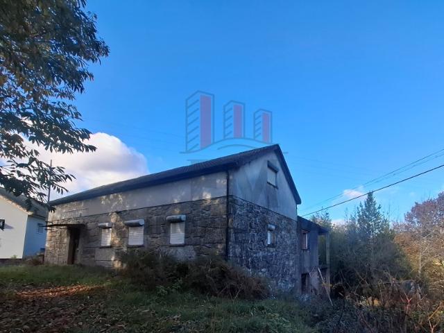 Casa em Pedra para renovar, com 2365 m2 de terreno, a 3 km da vila