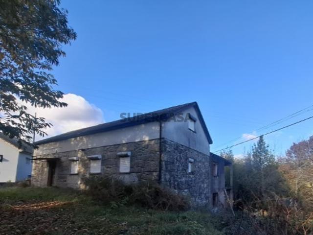 Casa em Pedra para renovar, com 2365 m2 de terreno, a 3 km da vila