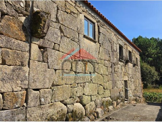 Casa em Pedra para Restauro com Capela e Terrenos Próximo do Parque Nacional da Peneda Gerês