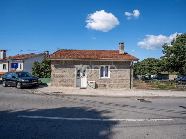 Casa em Pedra para Restauro com Terreno – São Roque, Guimarães