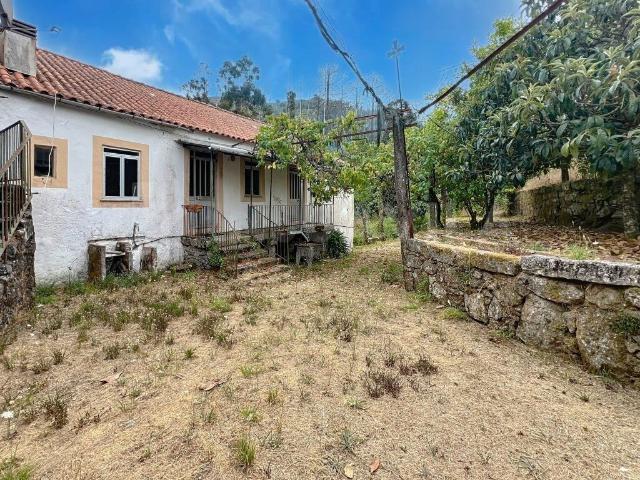 Casa em pedra para restauro com 1556m2 de terreno 327m² Lanhelas
