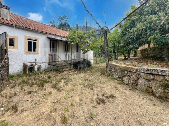 Casa em pedra para restauro com 1556m2 de terreno