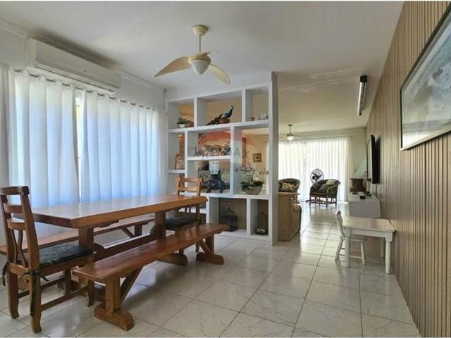 Casa em Peruíbe: Espaço, Conforto e Piscina!