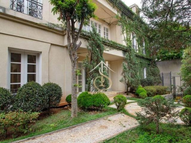 Casa em ponto estratégico do bairro, próxima aos comércios, colégios e da Praça Vinícius de Moraes