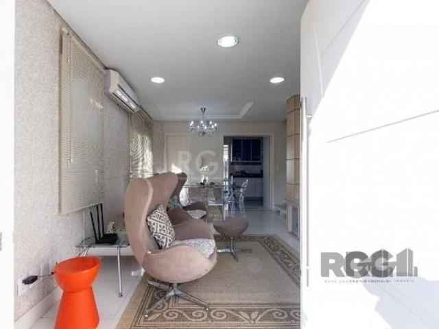 Casa em Porto Alegre, no bairro Cristal, com 3 dormitório s, e 3 banheiros, para locação
