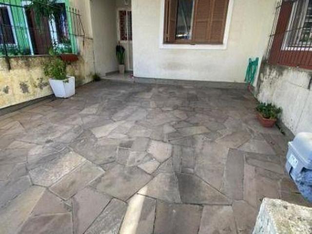 Casa em Porto Alegre, no bairro Hípica, com 2 dormitório s, e 2 banheiros, à ve