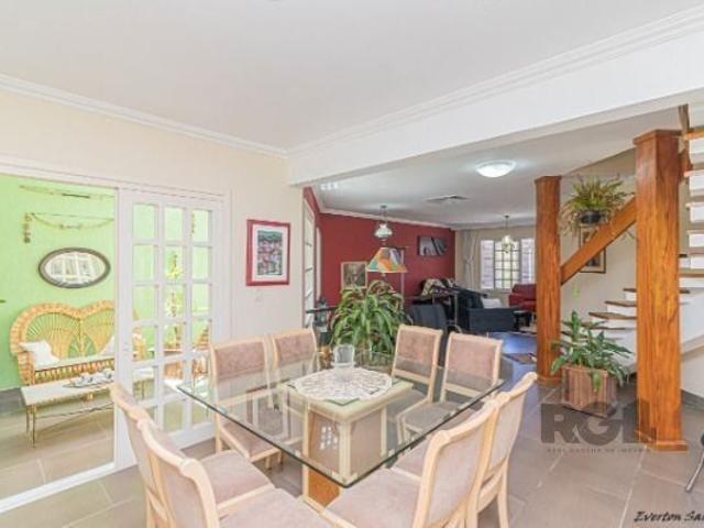 Casa em Porto Alegre, no bairro Ipanema, com 4 dormitório s, e 4 banheiros, para locação