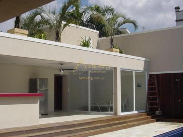 Casa em rua tranquila, com 5 dormitórios, 3 suítes e 4 vagas