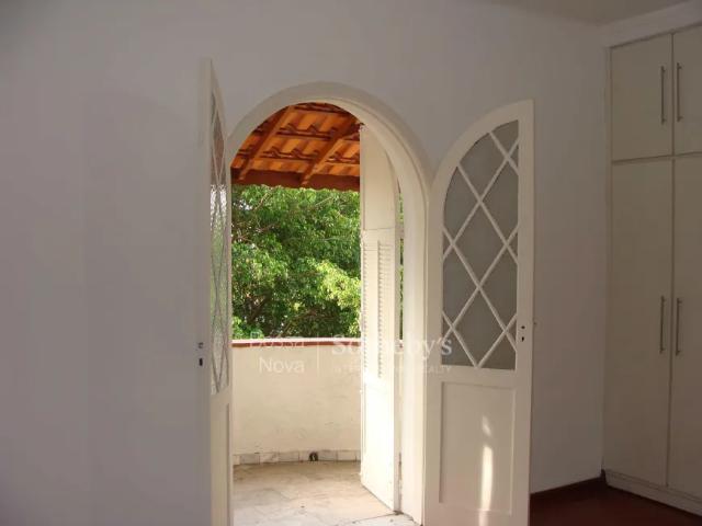 Casa em rua arborizada