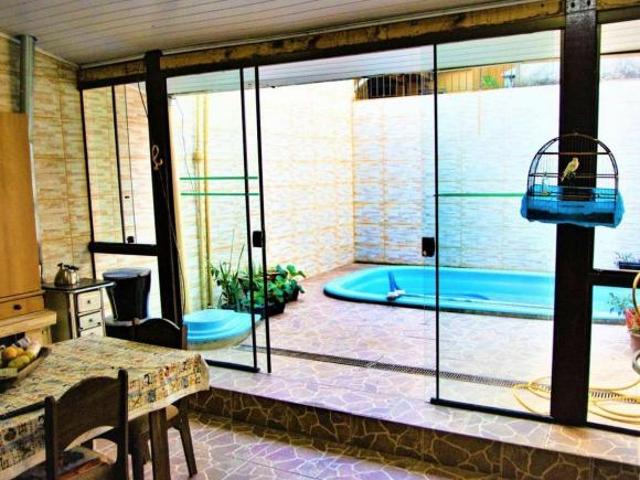 Casa em Rua Fábio Coelho de Magalhães Guarujá Porto Alegre/RS