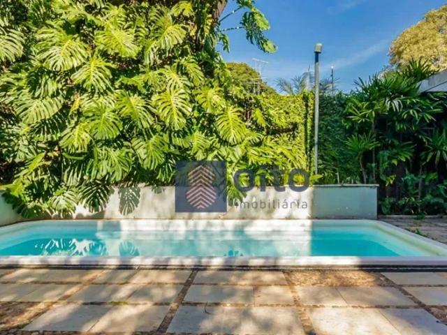 Casa em rua fechada no Alto de Pinheiros