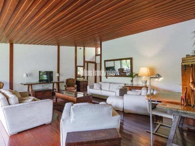 Casa em Rua Fechada, 341,0m² Área Construída, 1268,m² Área de Terreno 4 Suítes $ gar