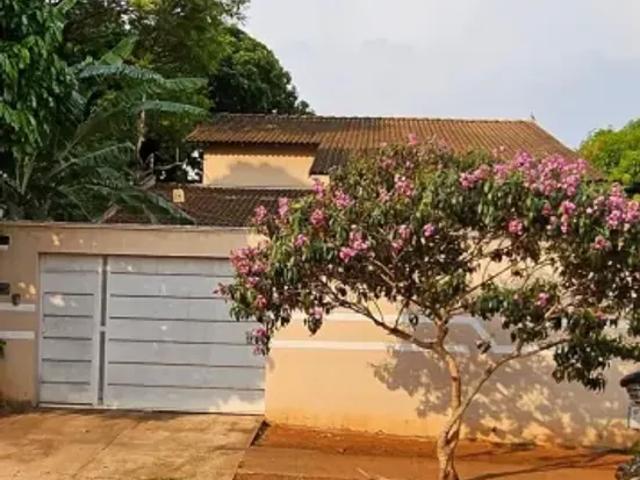 Casa em rua Senador Canedo