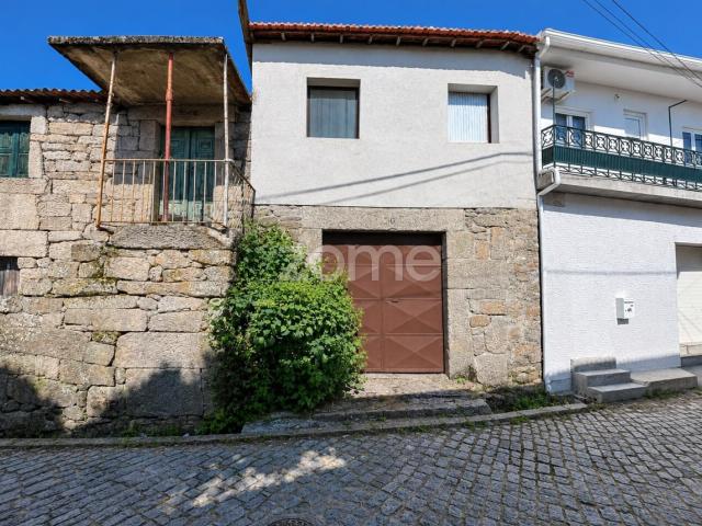 Casa em ruína com 4 divisões