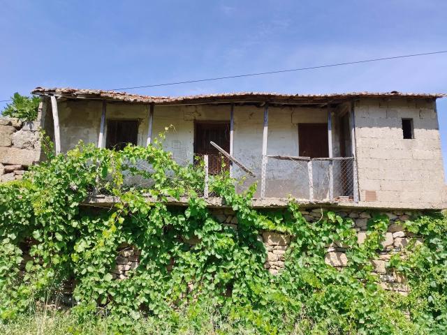 Casa em Ruína com Terreno para reconstrução ou Nova Construção