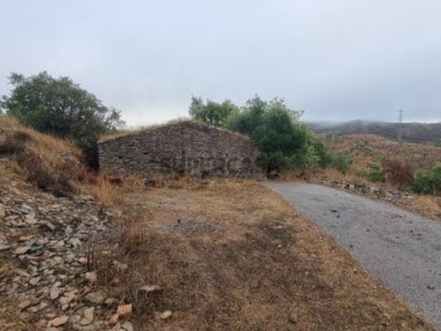 Casa em ruína, local tranquilo, na natureza, Alentejo na serra perto do Algarve. 20 km Salir, 60 km Aeroporto Faro
