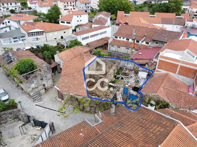 Casa em ruina para reconstruir em pleno centro da vila de Boticas