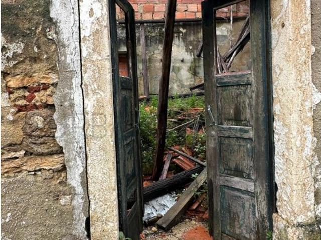 Moradia em Ruína P/Recuperar, Lousa Loures, 178 m2
