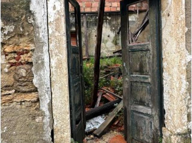 Moradia em Ruína P/Recuperar, Lousa Loures, 178 m2