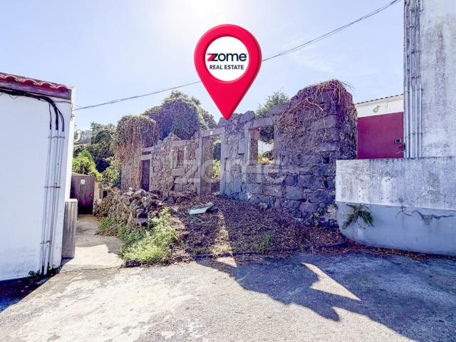 Casa em ruínas com terreno de 673 m² em Capelas