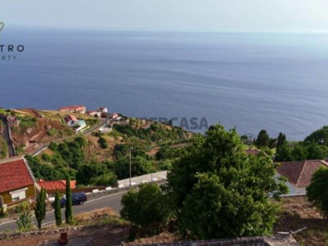 Casa em ruínas com terreno de 1.280 m² e vista para o mar