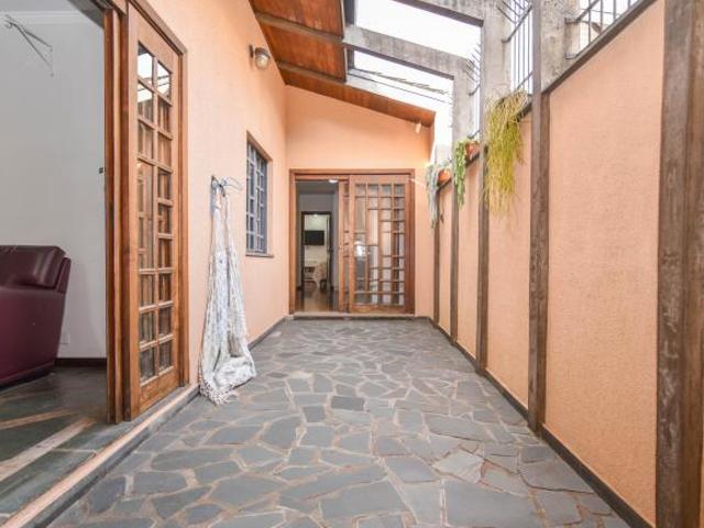 Casa em região nobre do bairro Ahú com mais de 500 m² de terreno