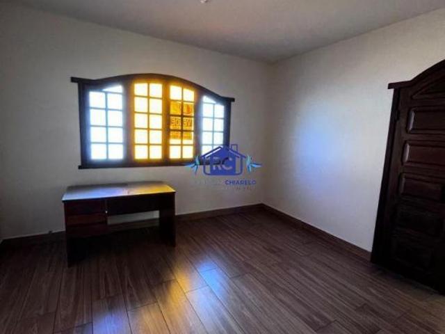 Casa em regiao central. Terreo possui 02 vagas, Salas de estar e tv, cozinha, copa, banheiro e ar