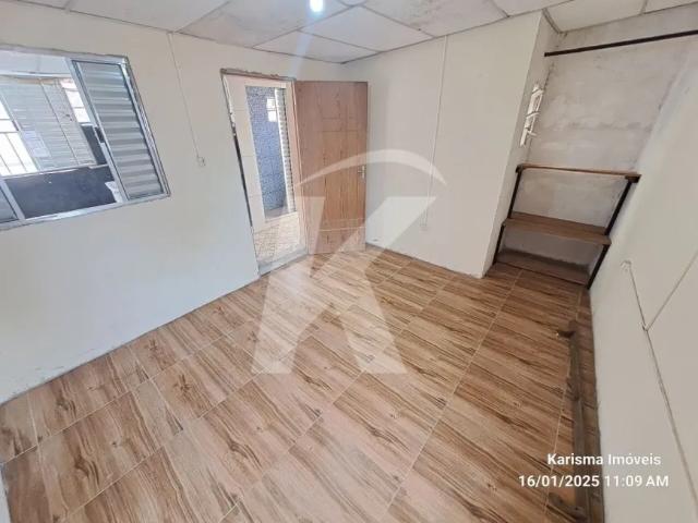 Casa em Santana com 02 quartos, sala, cozinha e banheiro