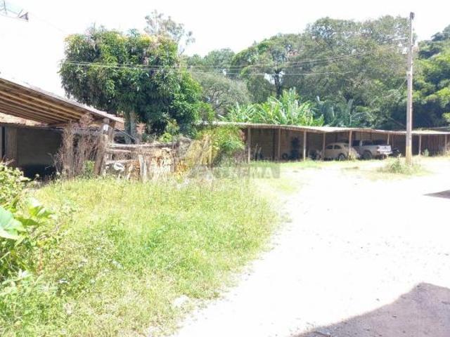 Casa em terreno comercial