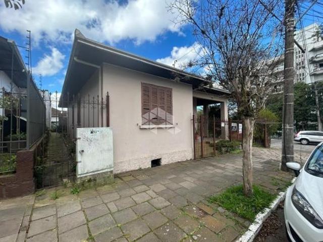 Casa em terreno de esquina no bairro Planalto