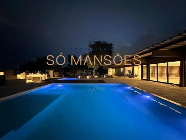 Casa em Terreno Privilegiado de 809 m² à Venda com 4 Suítes e Vista Panorâmica no Condomínio Pampulh