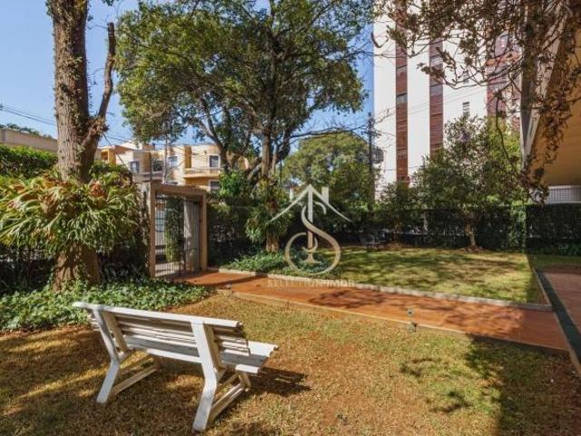 Casa em terreno único, com amplos espaços, e muito conforto. Excelente localização. 1723,71m² ter