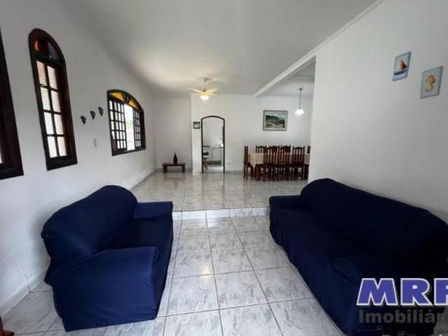 Casa em Ubatuba com 4 dormitórios sendo 2 suítes e 1 com banheira com hidro, área verde e edícula no
