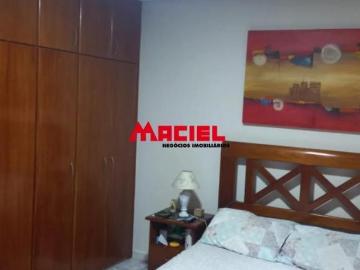 Casa Em Zona Mista de 625m² de Terreno!