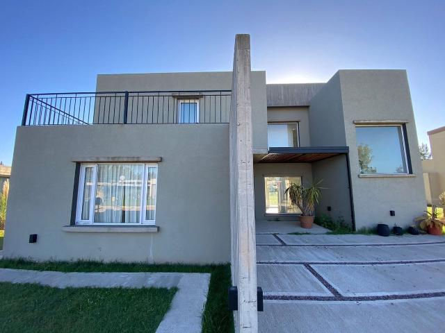 Casa en Mariano Castex 9200