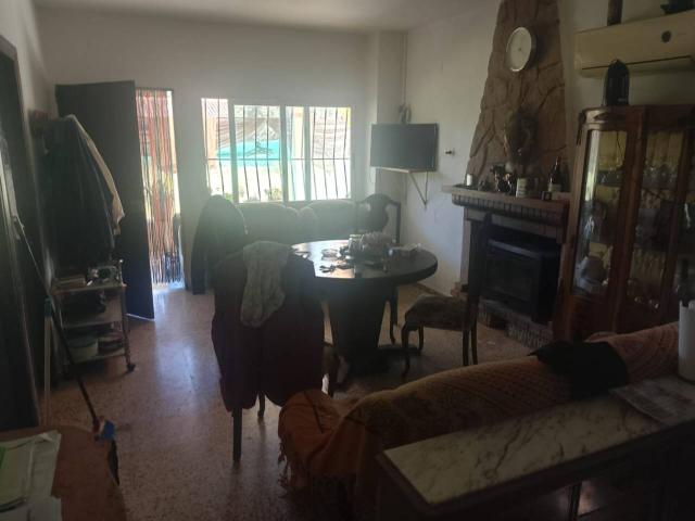 Casa en Marxuquera no registrada, con amplio terreno, piscina, parking y para entrar a vivir