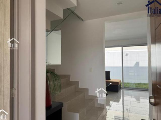 Casa en Miralba Residencial, Tlajomulco: 120m2, 3 Recámaras, Alberca y Amenidades | $3,100,000
