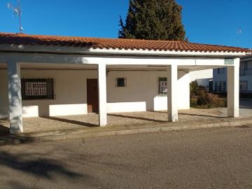 CASA EN NUEVO NAHARROS CON DOS SALONES EN EL CENTRO