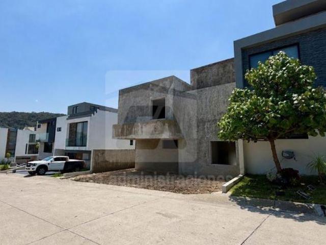 CASA EN OBRA NEGRA EN FRACC. LOS ROBLES RESIDENCIAL