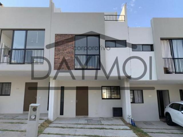 Casa en Av. Tierra Encantada #2980, Cond. Cañadas Altosur, Fracc. Alto Sur, San Pedro Tlaquepaque JL