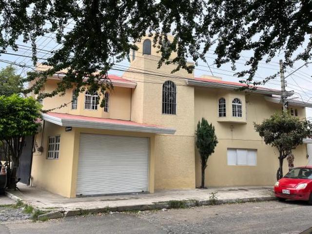CASA EN AGUA BLANCA A 3 CUADRAS DE LOPEZ MATEOS,EN ESQUINA CON LOCAL COMERCIAL