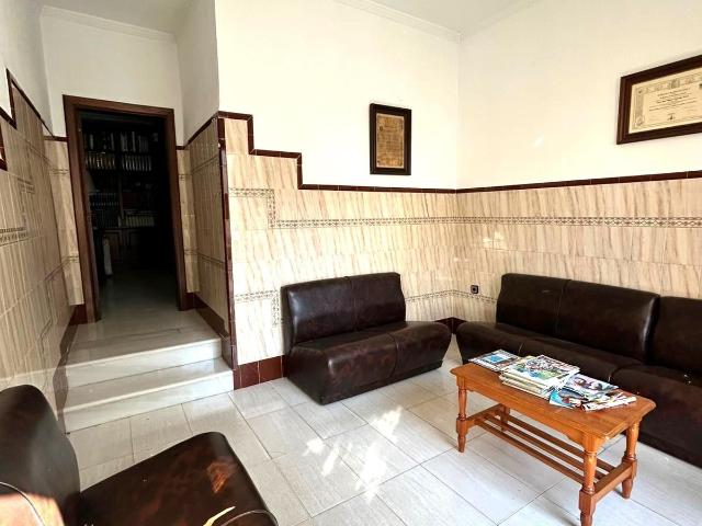 Casa en Alcolea del Río con 6 habitaciones, cochera y doble acceso