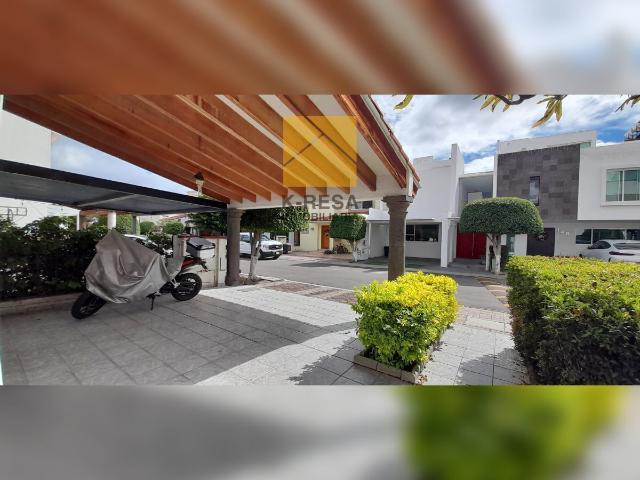 Casa en Álamos, cerca TEC y COSTCO