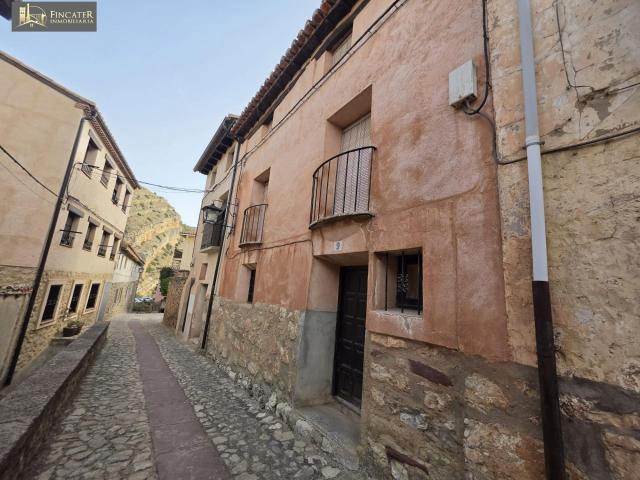 CASA EN ALBARRACÍN