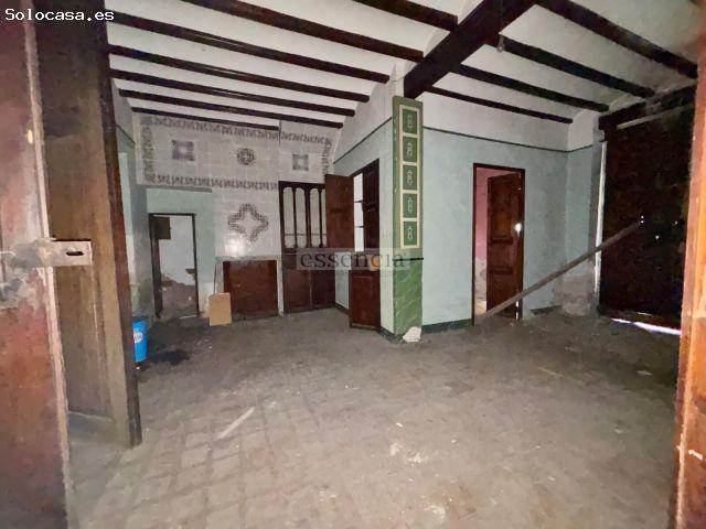 Casa en Almoines a reformar a su gusto en parcela de 242 m2, en chaflán con patio