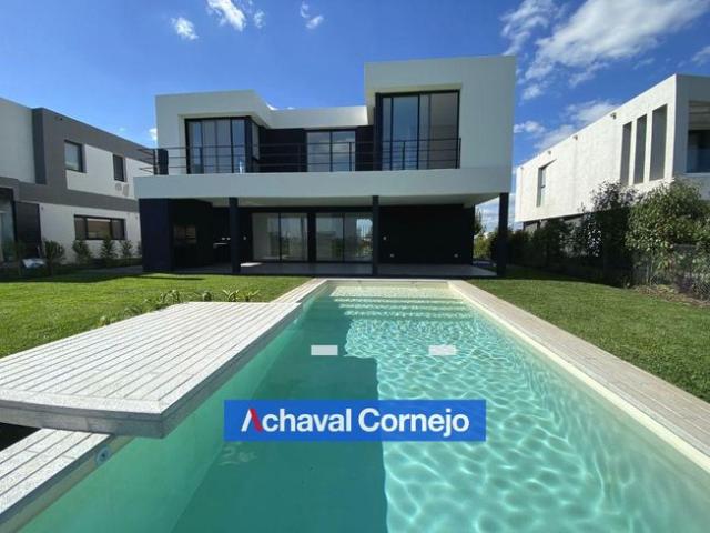 Casa en Alquiler o venta | Barrio Costas 3 dormitorios, escritorio/playroom y pileta