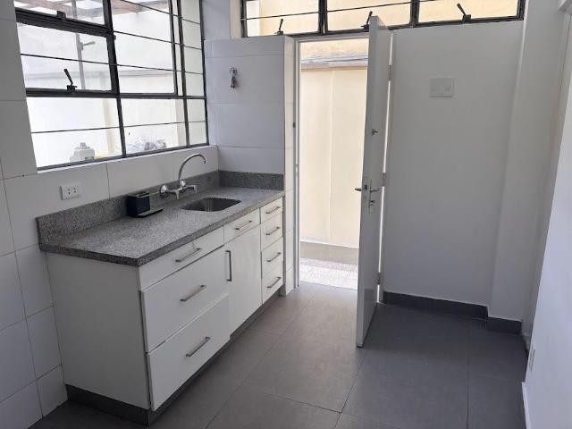 Casa en alquiler a pasos de Aramburu y Petit Thouars oficina puerta cerrada