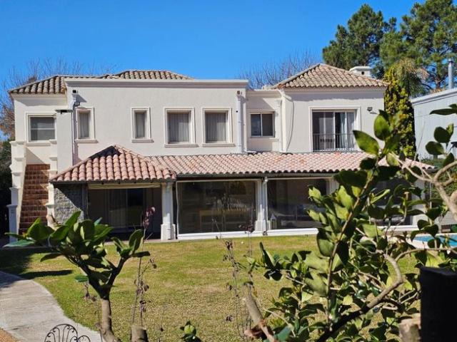 Casa en alquiler anual. Santa María de Tigre. 3 dormitorios y dependencia
