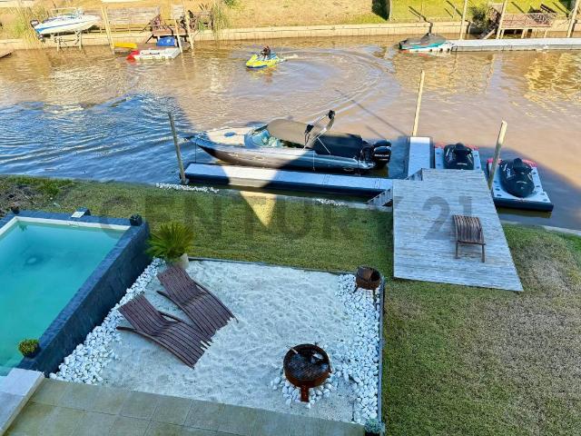 Casa en alquiler anual con muebles, para los amantes de los autos y el rio, Barrio Nautico El Canal